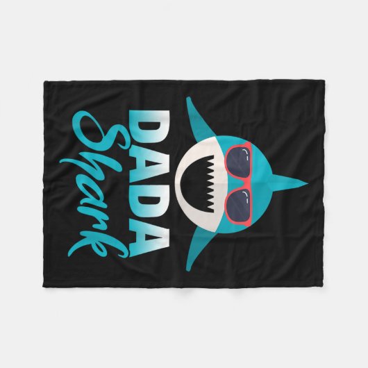 Dada Shark Wearing Cool Sungles Daddy Fleecedecke (Vorderseite (Horizontal))