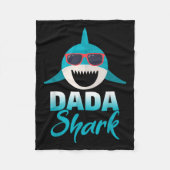 Dada Shark Wearing Cool Sungles Daddy Fleecedecke (Vorderseite)