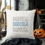 Dadcula Blue Halloween Kissen - Spooky & Fun<br><div class="desc">Fügen Sie Ihrer Zuhause-Dekoration mit unserem "Dadcula" blauen Halloween-Kissen eine Touch spukhafter Unterhaltung hinzu! Dieses Kissen ist perfekt für Väter, die sich den Halloween-Geist zu Eigen machen, und bietet das spielerische "Dadcula"-Design in fett gedruckten, unheimlichen Schriften auf coolem blauen Hintergrund. Egal ob Sie für ein Halloween-Party dekorieren oder einfach nur...</div>