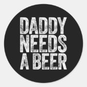 Daddy braucht ein Bier Shirt Funny Men trinken Vat Runder Aufkleber (Vorderseite)