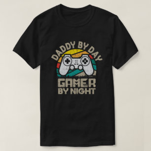 Daddy by Day Gamer by Night Funny Vater Jokes Gami T-Shirt