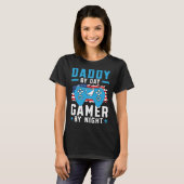 Daddy By Day Gamer By Night Gaming Dad Fatherhood  T-Shirt (Vorne ganz)
