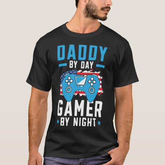 Daddy by Day Gamer by Night Gaming Vater Vaterscha T-Shirt (Vorderseite)