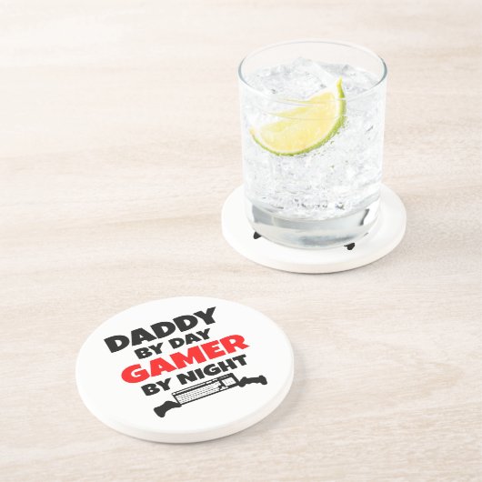 Daddy by Day Gamer by Night Getränkeuntersetzer (Seite)