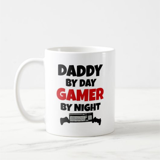 Daddy by Day Gamer by Night Kaffeetasse (Links)