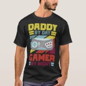 Daddy by Day Gamer By Night Lieben Videospiel T-Shirt (Vorderseite)