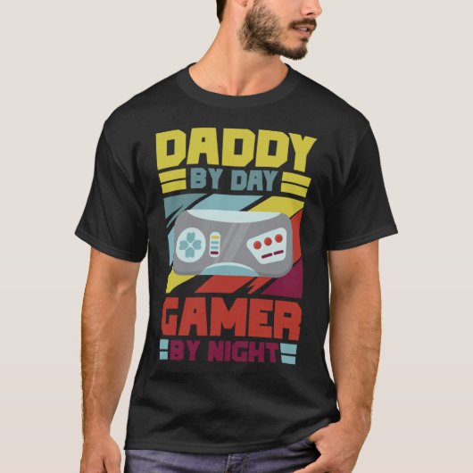 Daddy by Day Gamer By Night Lieben Videospiel T-Shirt (Vorderseite)