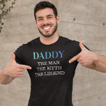 Daddy der Mann, der Mythos, der Legende T-Shirt<br><div class="desc">Beliebter T - Shirt des Vaters Tag mit dem Wort "Papa" in einem blauen Gradienten typografischen Schriftart,  und das coole Sprichwort "der Mann,  der Mythos,  die Legende".</div>