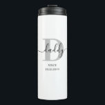 Daddy Elegant Script Monogram Thermosbecher<br><div class="desc">Tasse für neue Eltern,  die Sie mit dem Datum ihrer Eltern personalisieren können. Dieses Design hat elegante handgeschriebene Schrift,  moderne Typografie. Tasse hat ein Monogramm Initial D mit dem Namen Daddy,  den Sie personalisieren können.</div>
