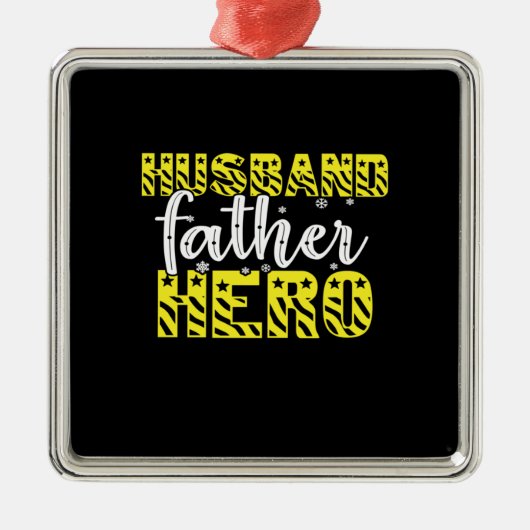 Daddy Gift Husband Father Hero Ornament Aus Metall (Vorne)