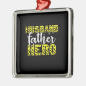 Daddy Gift Husband Father Hero Ornament Aus Metall (Links)