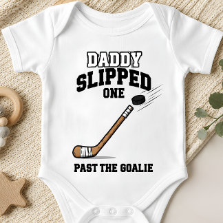 Daddy hat einen vor dem Torwart durchgelassen Lust Baby Strampler