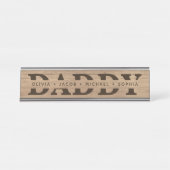 "Daddy" Personalisierte Kindernamen Holz + Braun Schreibtischnamensplakette (Vorderseite )