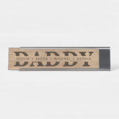 "Daddy" Personalisierte Kindernamen Holz + Braun Schreibtischnamensplakette (Vorderseite )