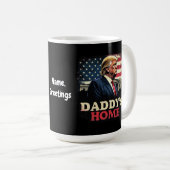Daddy’s Zuhause 2025 A Patriotic & Funny Take Kaffeetasse (VorderseiteRechts)