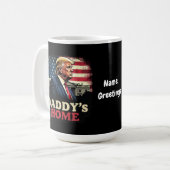Daddy’s Zuhause 2025 A Patriotic & Funny Take Kaffeetasse (Vorderseite Links)