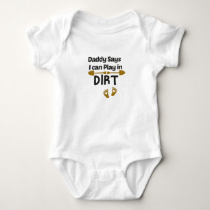 Daddy sagt, ich kann in Dirt spielen. Baby Strampler