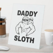 Daddy Sloth Sockelschild (In Situ)
