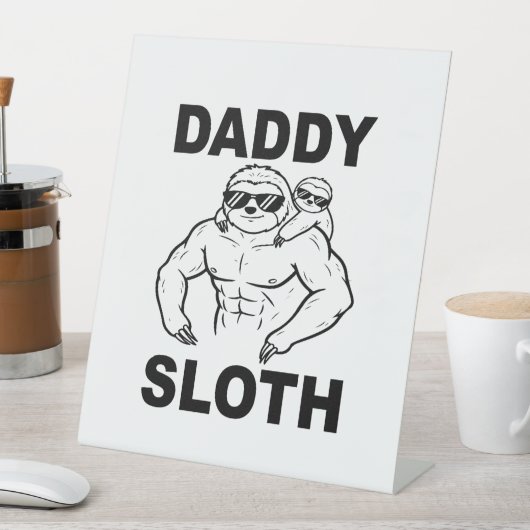 Daddy Sloth Sockelschild (In Situ)