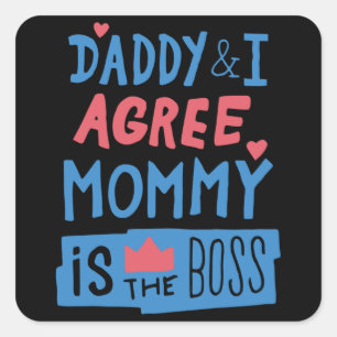 Daddy und ich stimmen zu, dass Mommy der Chef ist Quadratischer Aufkleber