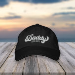 Daddy Year etabliert Bestickte Baseballkappe<br><div class="desc">Dieses phantastische bestickte Mützengeschenk für einen neuen Papa ist das erste Geschenk des Vaters und zeigt "Daddy" im Baseballstil.</div>