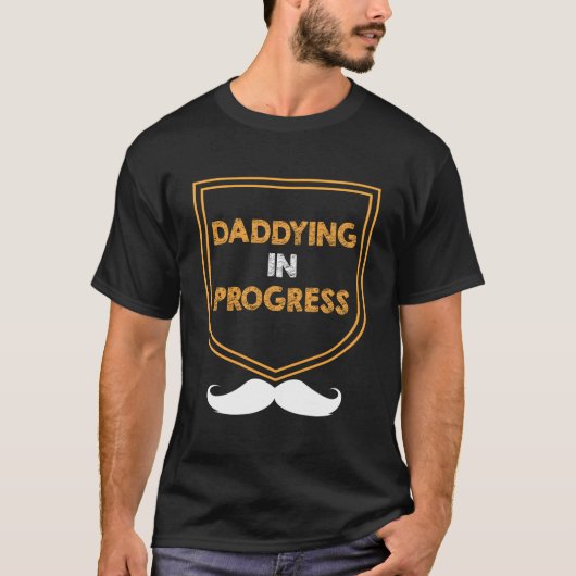 Daddying In Progress Husband Parents Mister Mom Da T-Shirt (Vorderseite)