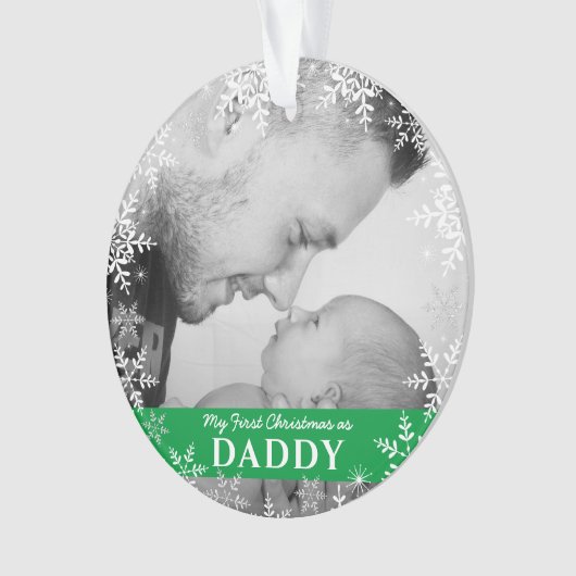 Daddys erste Weihnachtsschneeflocken auf grünem Fo Ornament (Vorderseite)