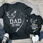 Daddy's Fishing Buddy Fish Matching Son Vater T-Shirt<br><div class="desc">Angelpol mit einem Fisch mit einem individualisierbaren Zitat "Papa's Fish buddy",  in manisch Not leidenden Schriftart für ein Kind und Vater passende Shirts.</div>