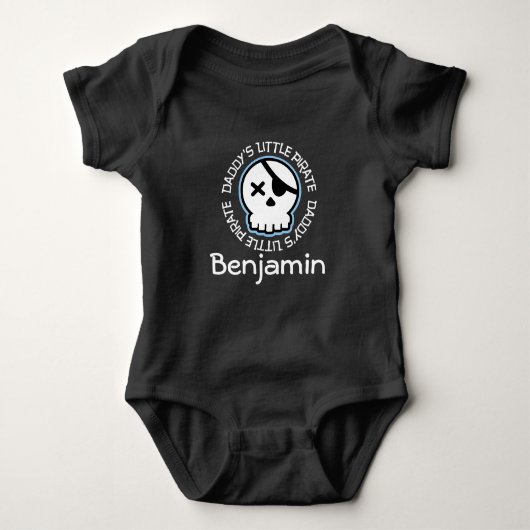 Daddys Little Pirate Skull Personalisierter T - Sh Baby Strampler (Vorderseite)