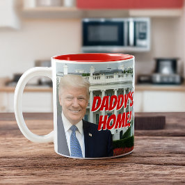 Daddys Zuhause-Präsident Donald Trump 2024 gewinnt Zweifarbige Tasse