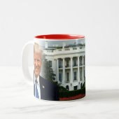 Daddys Zuhause-Präsident Donald Trump 2024 gewinnt Zweifarbige Tasse (Vorderseite Links)