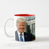 Daddys Zuhause-Präsident Donald Trump 2024 gewinnt Zweifarbige Tasse (Links)