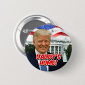 Daddys Zuhause Präsident Donald Trump 2024 Sieg Button (Vorne & Hinten)