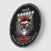 Dad's Garage Never Too Old Skull Tools Black Funny Große Wanduhr (Winkel)