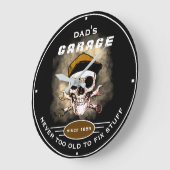 Dad's Garage Never Too Old Skull Wrenches Black Große Wanduhr (Winkel)
