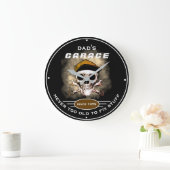 Dad's Garage Never Too Old Skull Wrenches Black Große Wanduhr (Zuhause)