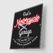 Dad's Motorcycle Garage Red Faux Neon Black Quadratische Wanduhr (Winkel)