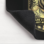 Dadsquatch wie ein normaler Vater, nur squatchiger Mousepad (Ecke)