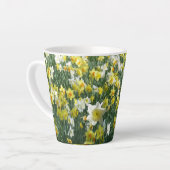Daffodien Frühlingsblumen Feldweiß Latte Tasse (Linke Ecke)