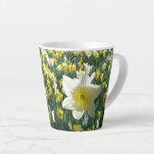 Daffodien Frühlingsblumen Feldweiß Latte Tasse (Rechte Ecke)