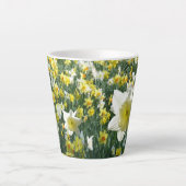 Daffodien Frühlingsblumen Feldweiß Latte Tasse (Vorderseite)