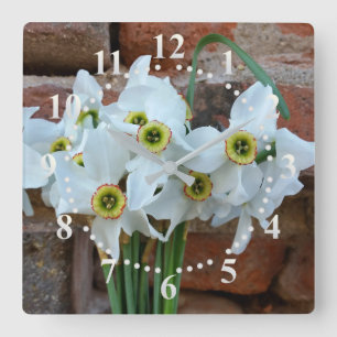 Daffodien nahe der Festungsmauer Quadratische Wanduhr