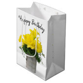 Daffodil Bouquet Birthday Mittlere Geschenktüte (Vorderseite Schrägansicht)