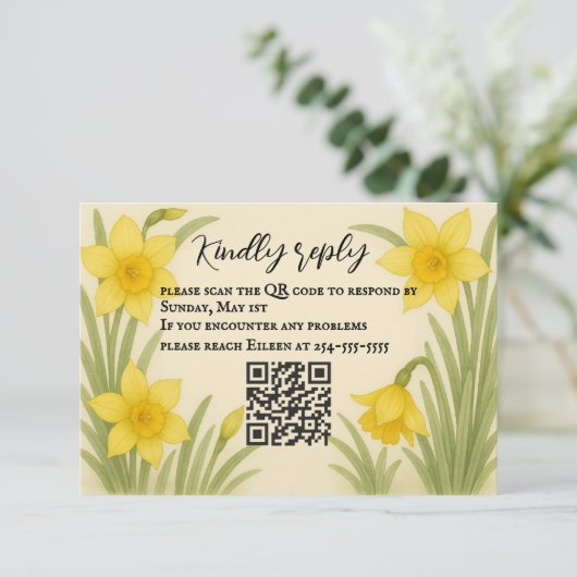 Daffodil Kiss QR Code RSVP Card (Stehend Vorderseite)