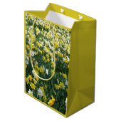 Daffodin Spring Flowers Field Gift Bag Mittlere Geschenktüte (Rückseite Schrägansicht)