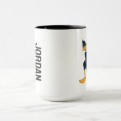 DAFFY DUCK™ mit überquerten Waffen | Name hinzufüg Tasse (Zentrum)