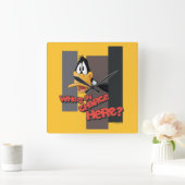 DAFFY DUCK™ "Wer ist hier verantwortlich?" Quadratische Wanduhr (Zuhause)