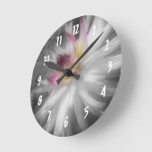 Dahlia-Blume in Schwarz und Weiß Runde Wanduhr (Winkel)