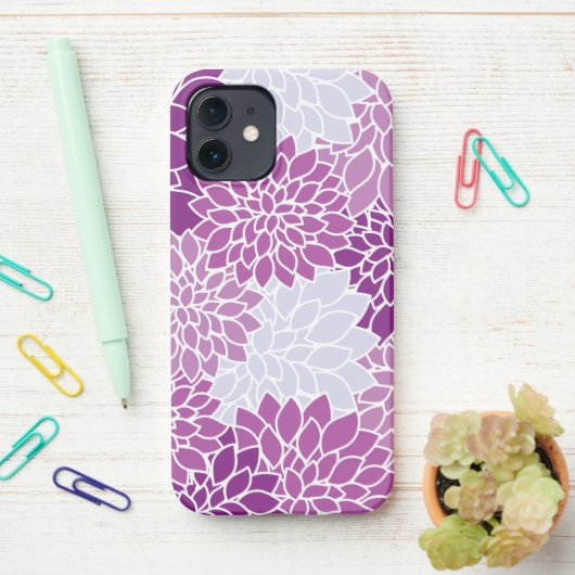 Dahlia-Blume, Muster von Blume, Lila Dahlia iPhone Hülle (Auf dem Schreibtisch)