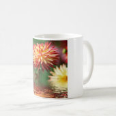 Dahlia-Blume über dem Wasser Kaffeetasse (VorderseiteRechts)